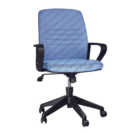 Kursi kantor berwarna biru muda dengan sandaran punggung sedang, sandaran tangan plastik hitam, dudukan empuk, kaki berbahan nylon hitam berlima dengan roda, dan dilengkapi hidrolik serta tuas pengatur tinggi.