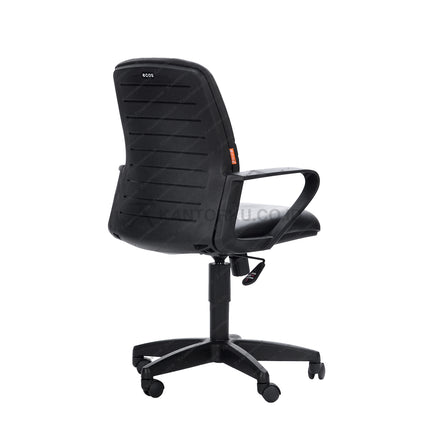 Kursi kantor SKF5603 Ecos warna hitam dengan sandaran sedang, sandaran tangan plastik hitam, dudukan tebal berlapis oscar, kaki nylon berlima dengan roda, serta dilengkapi fitur hidrolik untuk pengaturan tinggi.