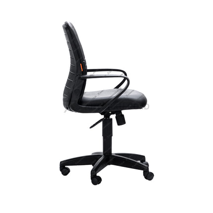 Kursi kantor SKF 5603 Ecos warna hitam dengan sandaran tangan plastik hitam, kaki nylon berlima dengan roda, dan fitur hidrolik untuk pengaturan tinggi.