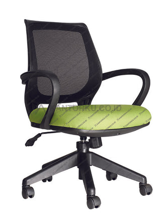 Kursi kantor berwarna hitam dengan sandaran dan roda