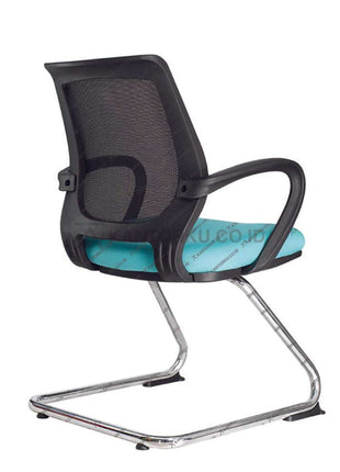 Kursi kantor ergonomis dengan sandaran jaring dan berdesain minimalis