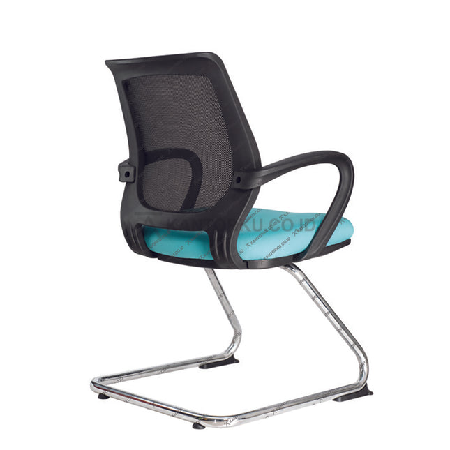 Kursi kantor ergonomis dengan sandaran jaring dan berdesain minimalis