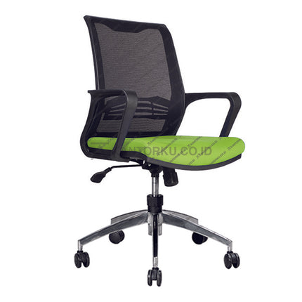 Kursi kantor berdesain minimalis dengan kaki aluminium dan roda