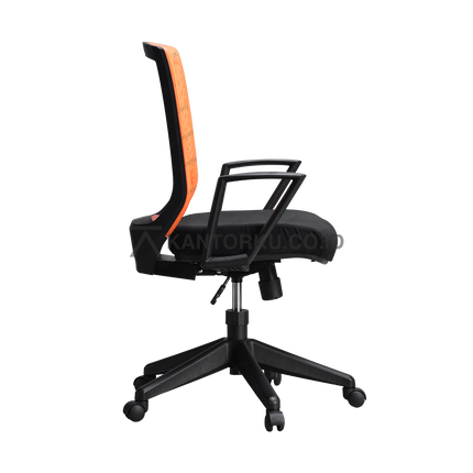 kursi kerja bergaya modern dengan sandaran ergonomis dan kaki roda fleksibel — kantorkudotcodotid