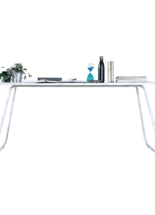 Meja kerja FIRM desain modern minimalis dengan kaki metal kuat. Tersedia di Kantorku