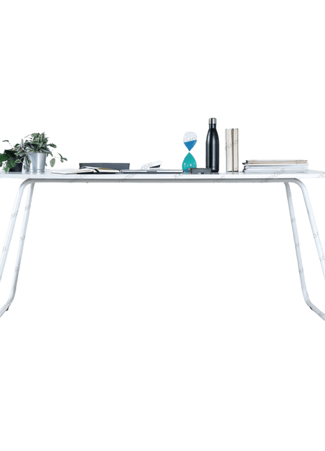 Meja kerja FIRM desain modern minimalis dengan kaki metal kuat. Tersedia di Kantorku