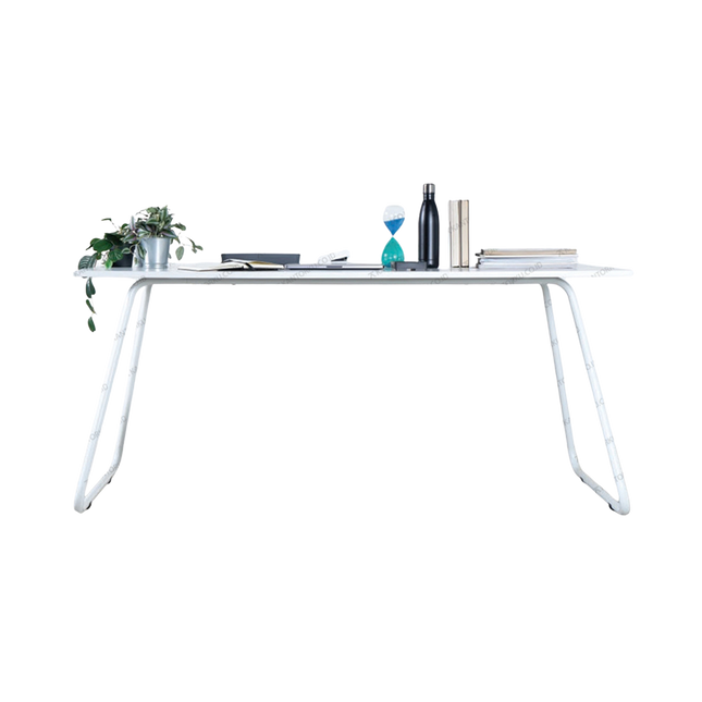 Meja kerja FIRM desain modern minimalis dengan kaki metal kuat. Tersedia di Kantorku